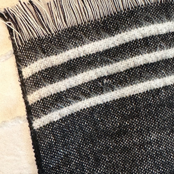 Men's Black & White Striped Scarf - Picture 4 of 5